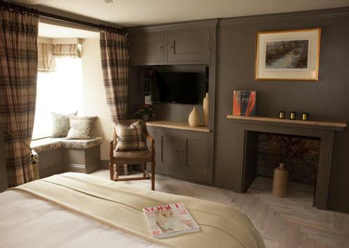 The Greyhound On The Test Hotel