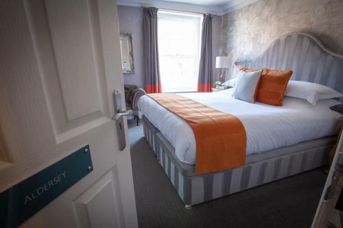 Hotel 32 By The Hollies