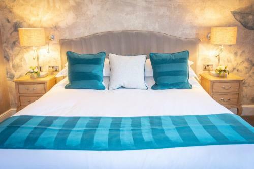 Hotel 32 By The Hollies