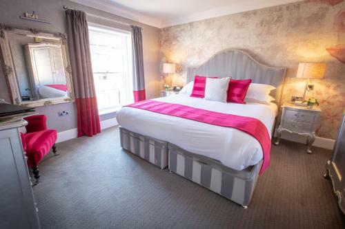 Hotel 32 By The Hollies