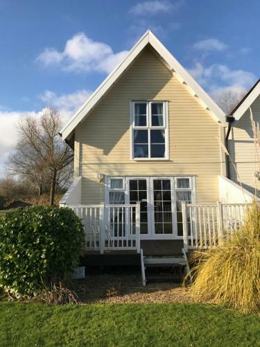 Villa Luxury 3 Bed Home By The Lake