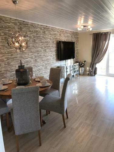 Villa Luxury 3 Bed Home By The Lake