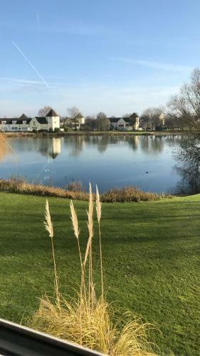 Villa Luxury 3 Bed Home By The Lake