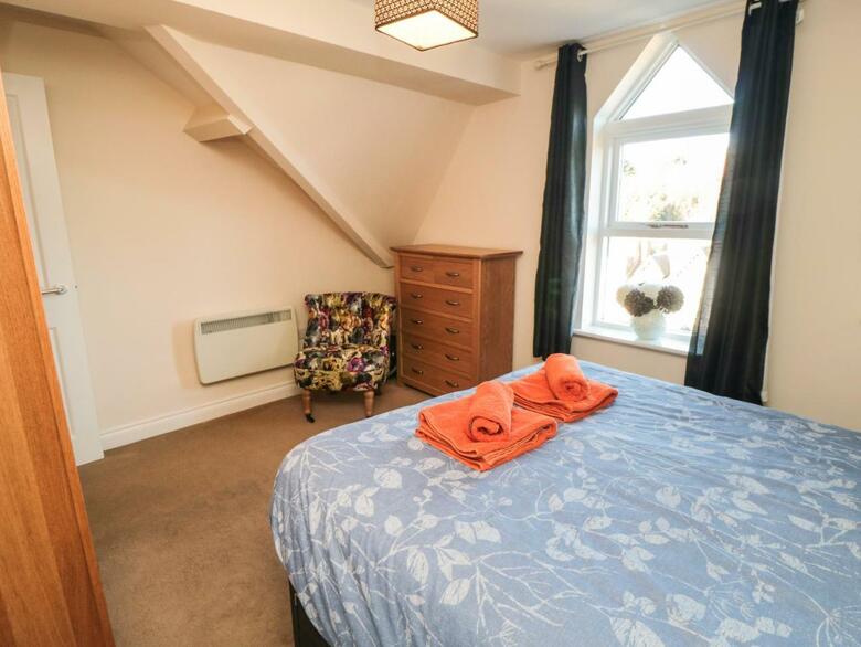 Carisbrooke House, Apartment 6