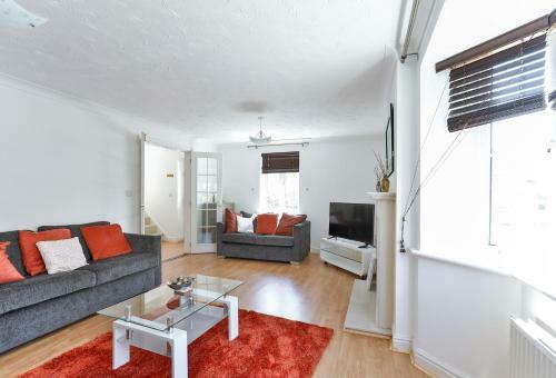 Hostal Kvm - Highclere House