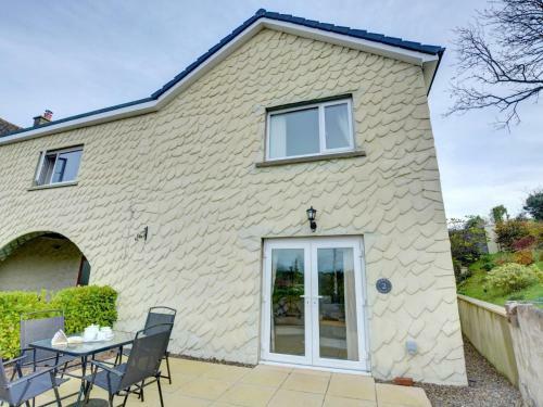 Modern Apartment In Wisemans Bridge With Barbecue