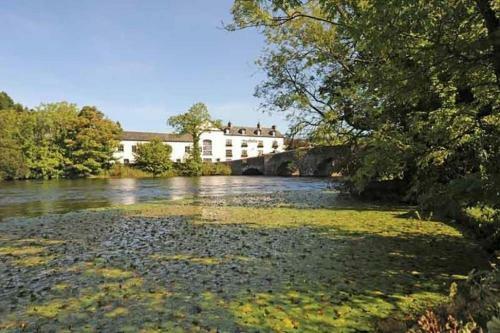 Riverbank Hideaway