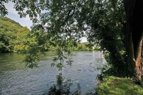 Riverbank Hideaway