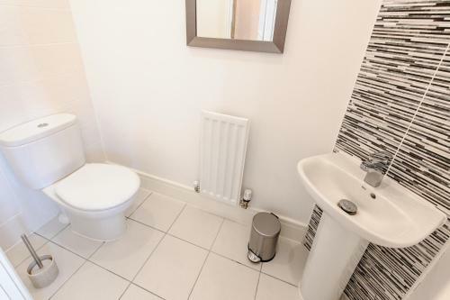 Smart And Spacious House For 8
