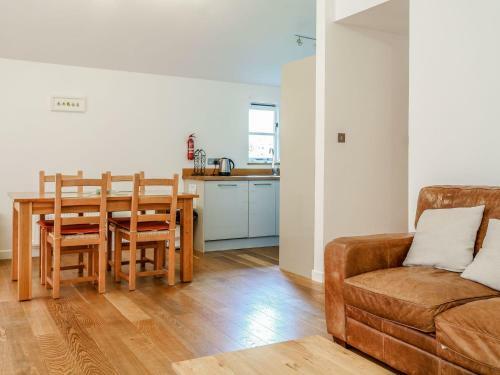 2 Lake View, Looe