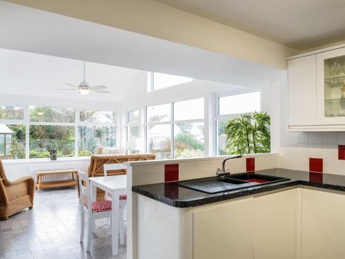 Betty's Place, Looe