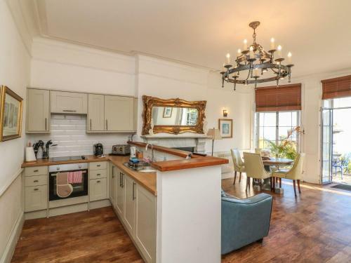 Bayview Tower, Lynton
