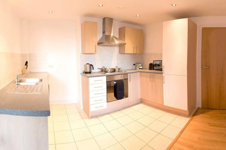 Modern 2 Bedroom Apartment In City Centre With Balcony