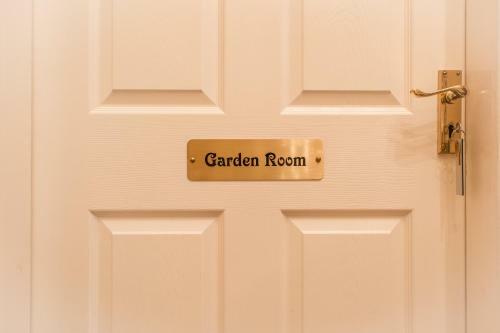 Hostal Creston Villa Guest House