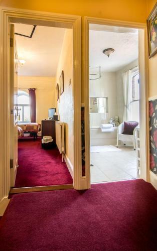 Hostal Creston Villa Guest House