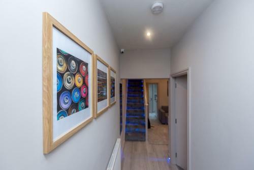 Beatles Themed Beautiful & Cosy 3 Bedroom House