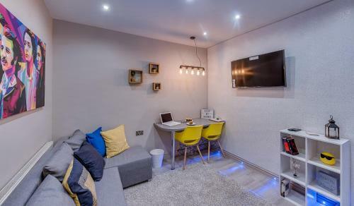 Beatles Themed Beautiful & Cosy 3 Bedroom House