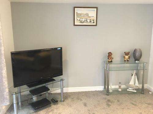 Llewellyn Avenue Apartment