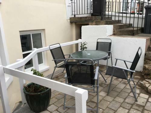 Llewellyn Avenue Apartment