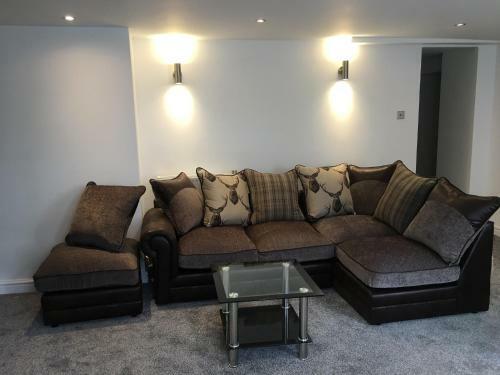Llewellyn Avenue Apartment