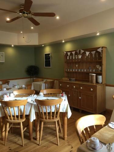 Hostal Astonwood Hotel
