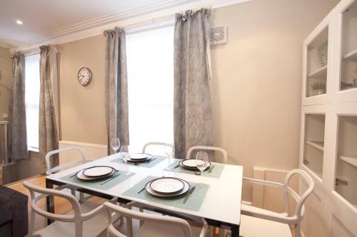 Two Bedroom Luxury Apartment By Town Hall