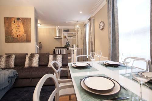 Two Bedroom Luxury Apartment By Town Hall