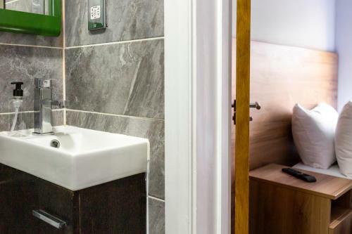 Wellesley Hotel