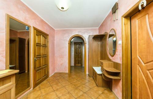 Metro Poznyaki Apartment