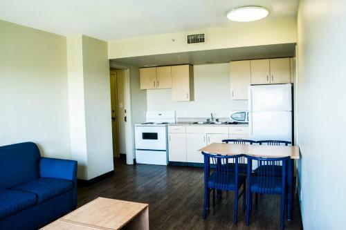Hotel Residence & Conference Centre - Calgary