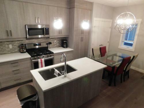 Apartamento Three-bedroom House With Balcony #33 Sunalta Downtown