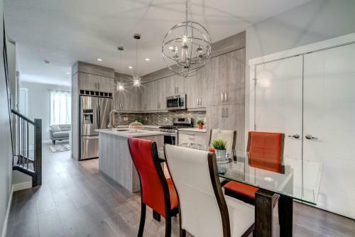 Apartamento Three-bedroom House With Balcony #33 Sunalta Downtown