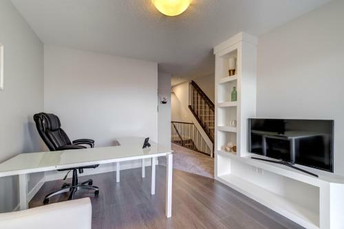 Apartamento Three-bedroom House With Balcony #33 Sunalta Downtown