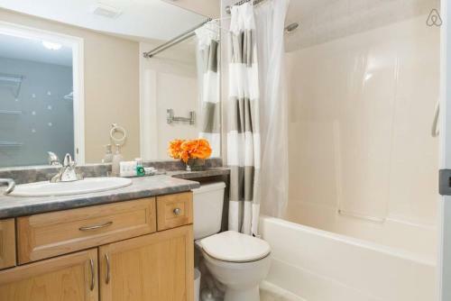Apartamento Warm & Cozy 104 St Downtown Retreat - 3 Bed 2 Bath