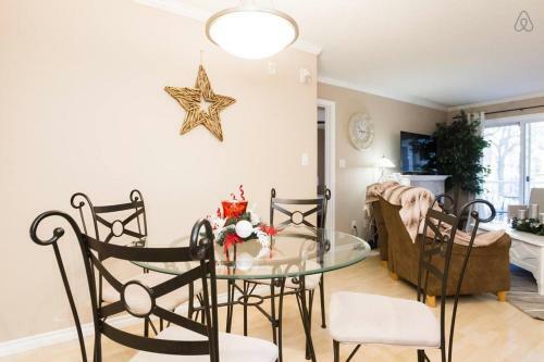 Apartamento Warm & Cozy 104 St Downtown Retreat - 3 Bed 2 Bath