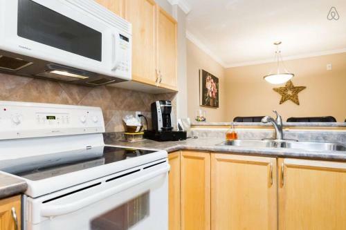 Apartamento Warm & Cozy 104 St Downtown Retreat - 3 Bed 2 Bath