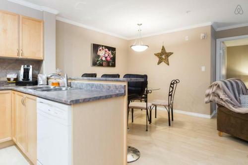Apartamento Warm & Cozy 104 St Downtown Retreat - 3 Bed 2 Bath