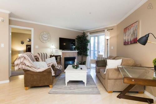 Apartamento Warm & Cozy 104 St Downtown Retreat - 3 Bed 2 Bath