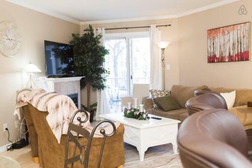 Apartamento Warm & Cozy 104 St Downtown Retreat - 3 Bed 2 Bath