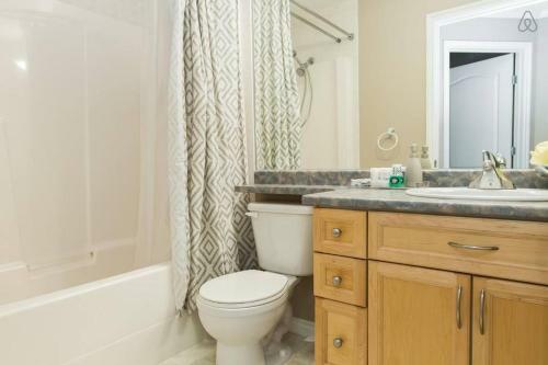 Apartamento Warm & Cozy 104 St Downtown Retreat - 3 Bed 2 Bath