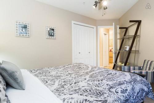 Apartamento Warm & Cozy 104 St Downtown Retreat - 3 Bed 2 Bath