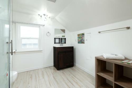 Hostal Cozy Bedroom Q With Shared Bathroom
