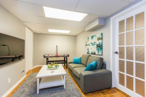 Charming Modern Single Home Near Downtown