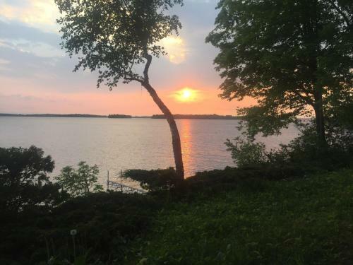 Scenic Waterfront Cottage
