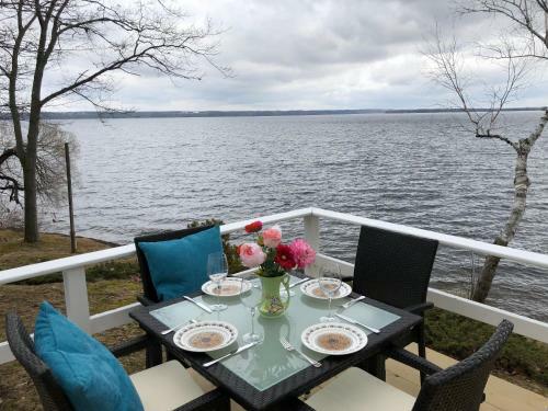 Scenic Waterfront Cottage