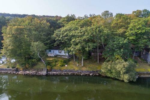Scenic Waterfront Cottage
