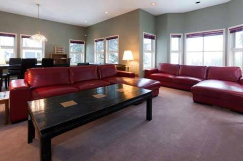 Vacation Homes By The Bulldog- Henk's Haven