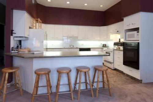Vacation Homes By The Bulldog- Henk's Haven