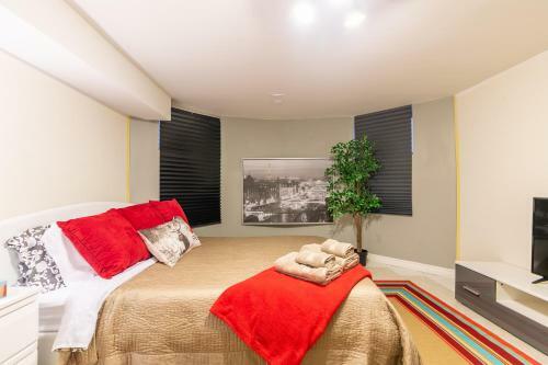 Simply Comfort. Unique Downtown House