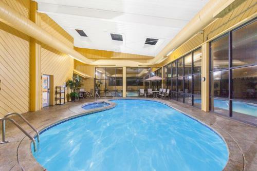 Hotel Baymont Inn And Suites Branson - On The Strip